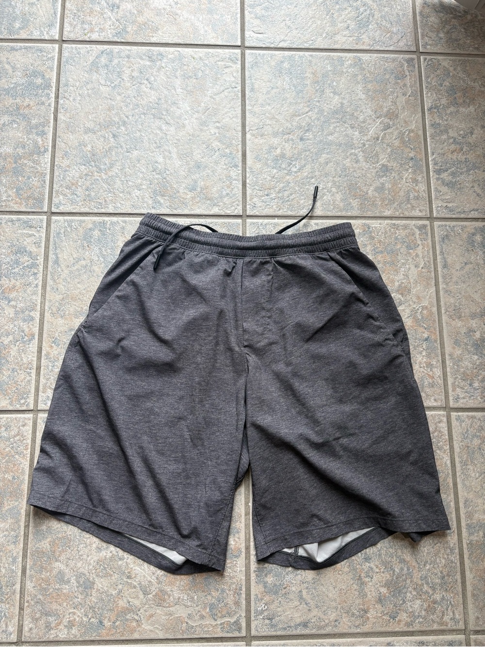 LULULEMON MENS ATHLETIC SHORTS GREY